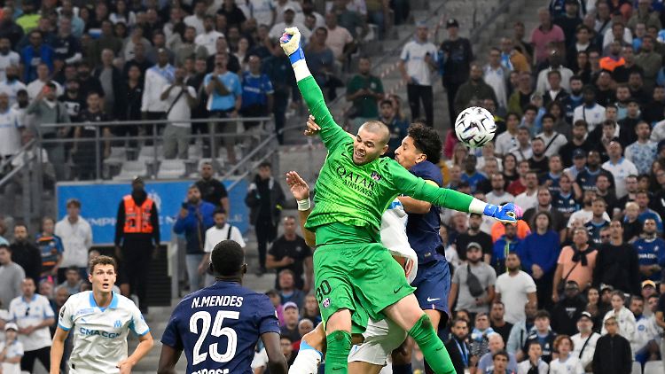 PSG-Keeper Lucas Chevalier segelt an einer Flanke vorbei.