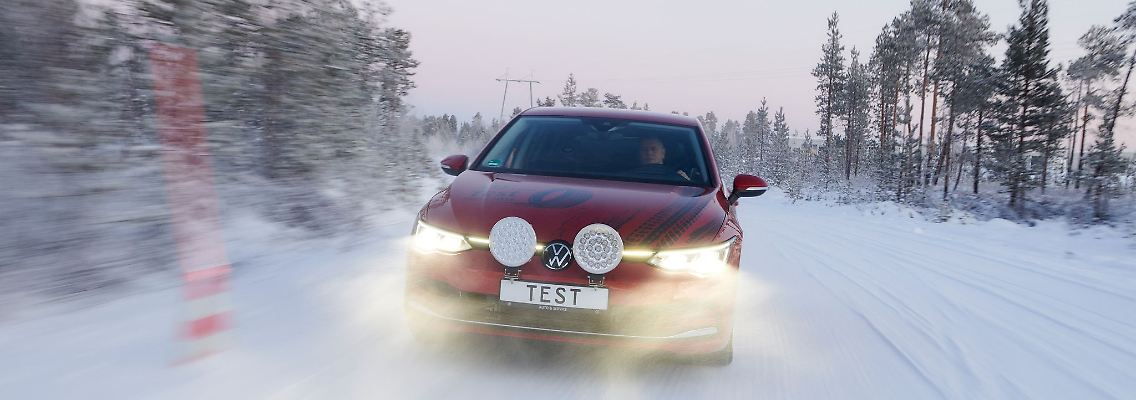 Auf verschneiten Straßen sollte man sich auf seine Reifen verlassen können. Der ADAC hat das getestet.jpg