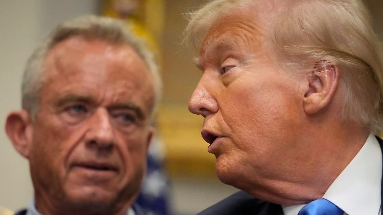 Warnen beide vor Autismus: US-Gesundheitsminister Kennedy bei Impfungen, US-Präsident Trump bei Paracetamol. Belege können beide nicht vorlegen. 