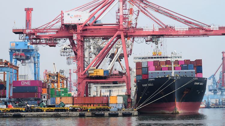 Ein Frachter liegt im Hafen von Jakarta vor Anker. 