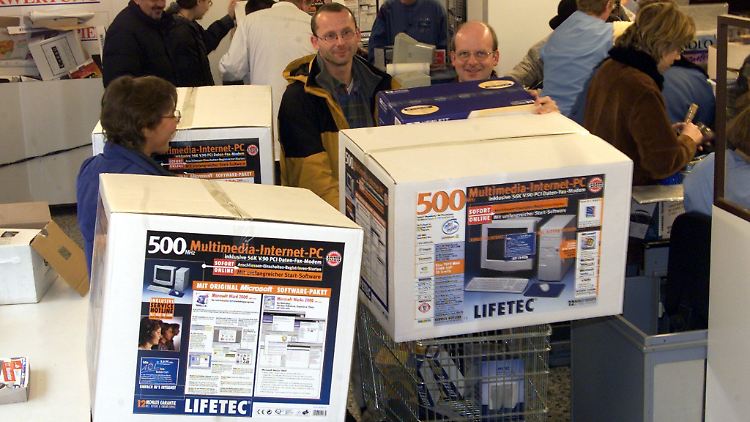 An den Aldi-Kassen bildeten sich in den 1990er Jahren immer wieder lange Schlangen von PC-Käufern.  