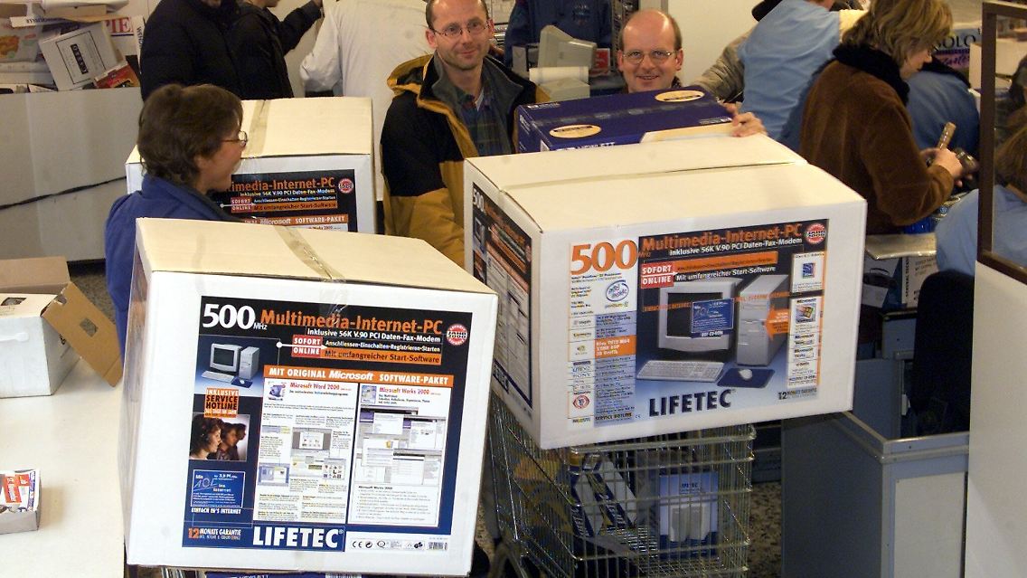 Kunden in einer Filiale im Jahr 1999.