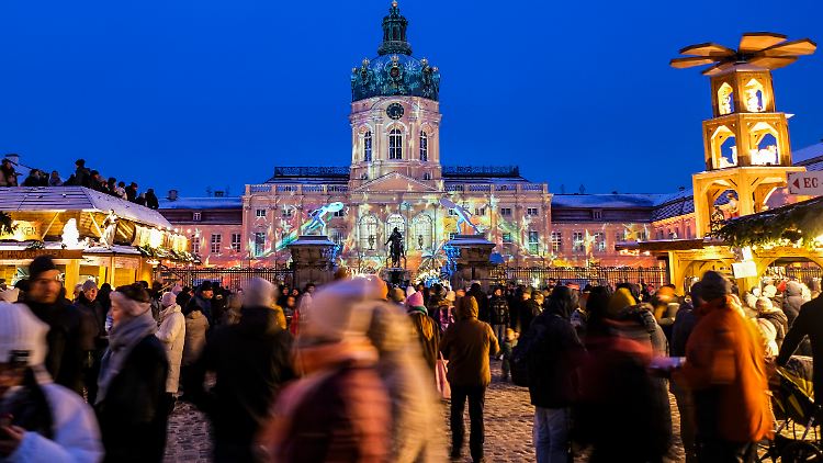 Der Weihnachtsmarkt vor dem Schloss Charlottenburg in Berlin.