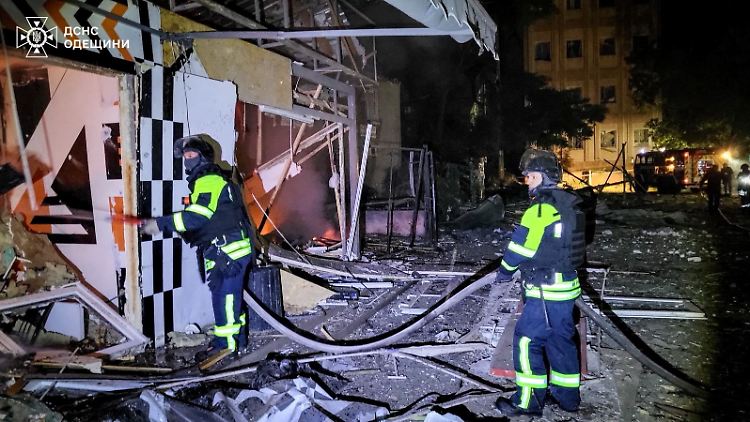 Feuerwehrleute sind nach einem russischen Raketenangriff in der Region Odessa im Einsatz. In dem Gebiet kam ein Mensch ums Leben.  