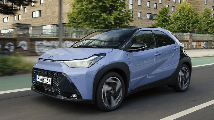 Den Toyota Aygo X gibt es nun mit Hybrid.