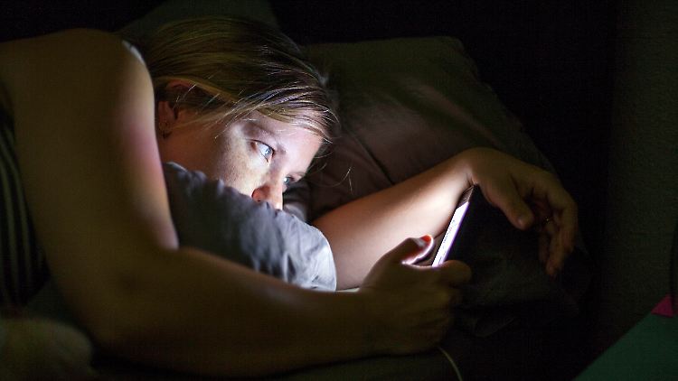 Vor dem oder sogar noch im Bett das Smartphone zu nutzen, führt zu einem unruhigen Schlaf.
