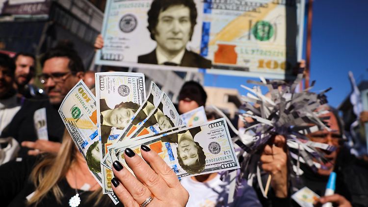 Im Präsidentschaftswahlkampf vor zwei Jahren hatte Javier Milei noch angekündigt, die Landeswährung Peso ganz durch den Dollar zu ersetzen.