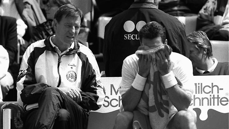 Trainer (l.) und Schützling auf einer Bank im Jahr 2000. Steeb hatte seine Partie beim World-Team-Cup gegen Alberto Costa verloren.