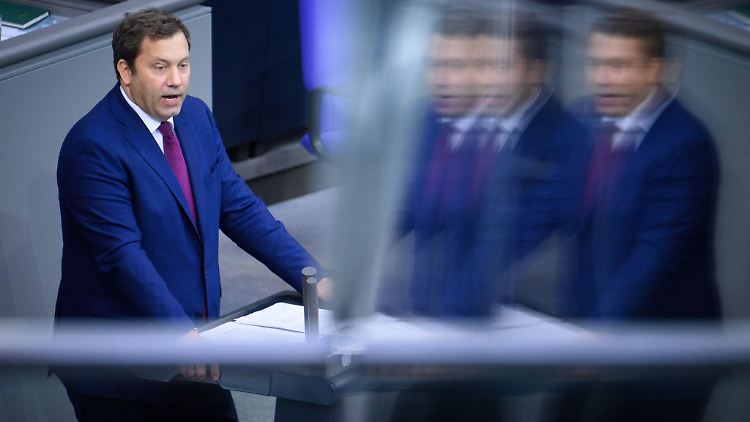 Klingbeil schwört im Bundestag auf harte Zeiten ein. 