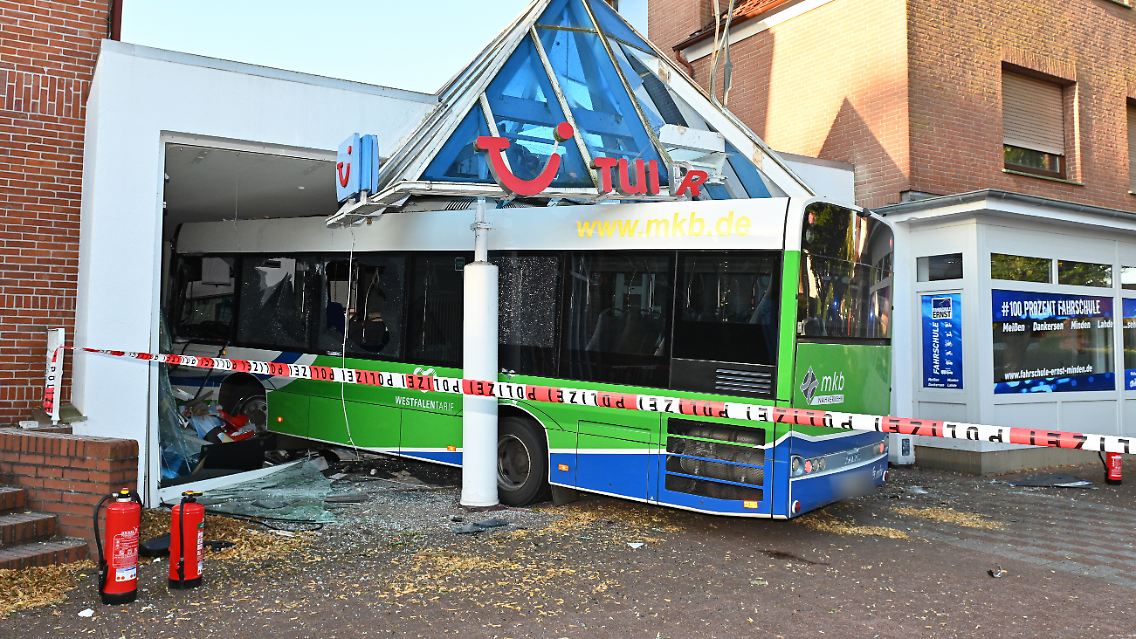 Die Front des Busses ragt tief in das Geschäft hinein.