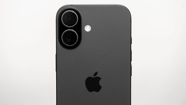 Das iPhone 17 in Schwarz, weitere verfügbare Farben sind Lavendel, Salbei, Nebelblau und Weiß.