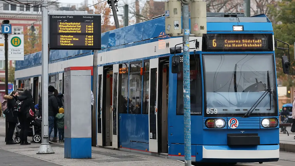 Eine-Strassenbahn-steht-fuer-Fahrgaeste-bereit