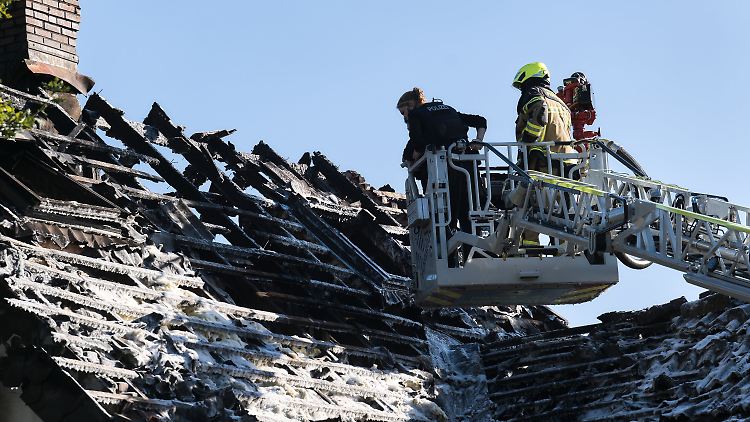Das Feuer brach bisherigen Erkenntnissen zufolge am Montagabend gegen 23 Uhr vermutlich im oberen Bereich des Hauses aus.