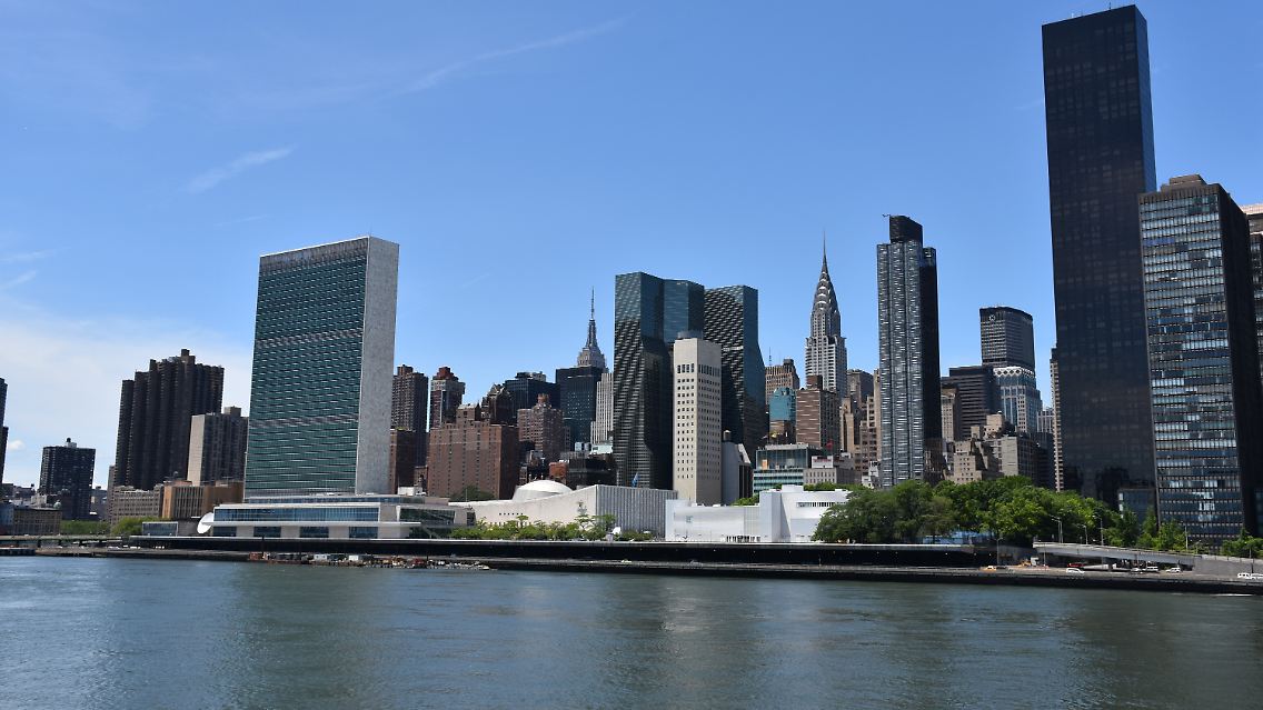 Hauptquartier der Vereinten Nationen am East River in New York (l.).