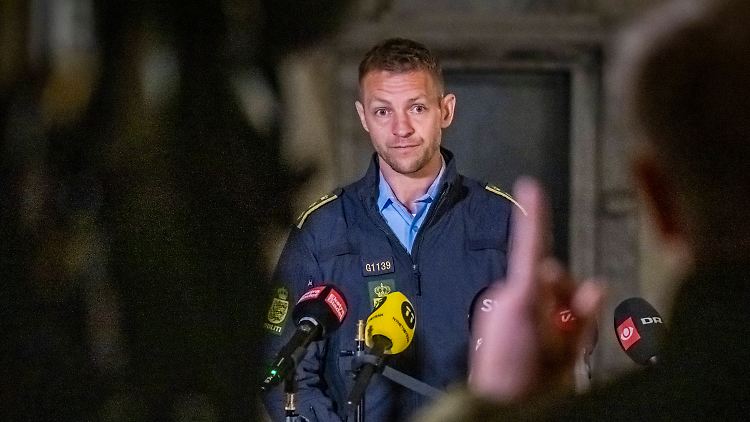 Vize-Polizeiinspektor Jakob Hansen gibt in der Nacht ein Interview zur Drohnen-Attacke auf den Kopenhagener Flughafen