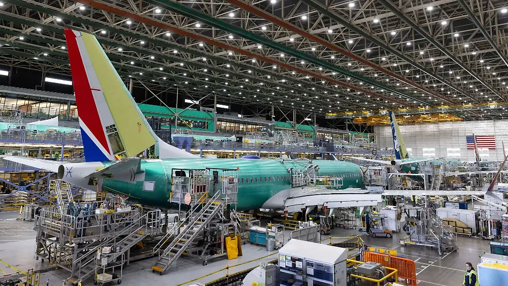 Boeing-Mitarbeiter-arbeiten-an-der-Endmontagelinie-der-737-MAX-im-Boeing-Werk-Renton-USA