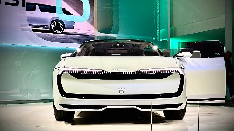 Der weiß illuminierte Markenschriftzug verleiht dem Concept Skoda Vision O eine gewisse Coolness.