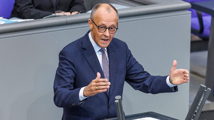 Der Westen stehe vor seiner "vielleicht größten Bewährungsprobe", sagte Merz im Bundestag. 