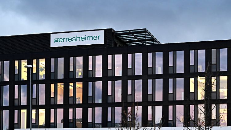Gerresheimer muss sich von den Aufsehern in die Bücher blicken lassen.