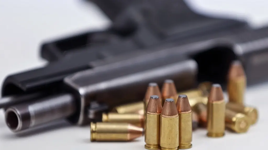 Eine-Faustfeuerwaffe-mit-Magazin-und-Munition