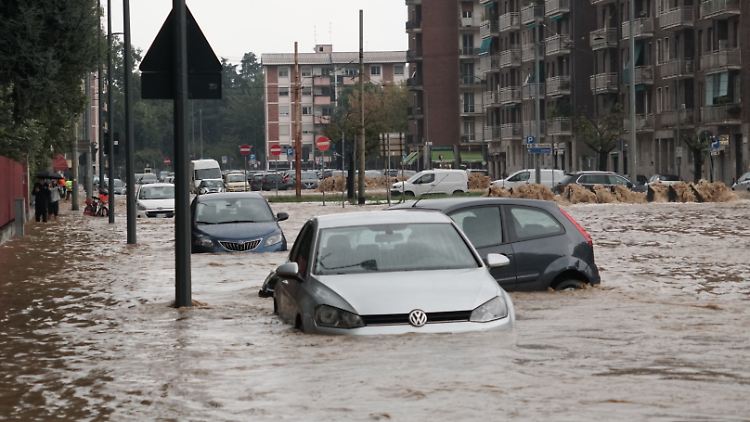 Der Fluss Seveso tritt in Niguarda, Mailand nach Unwettern über die Ufer.