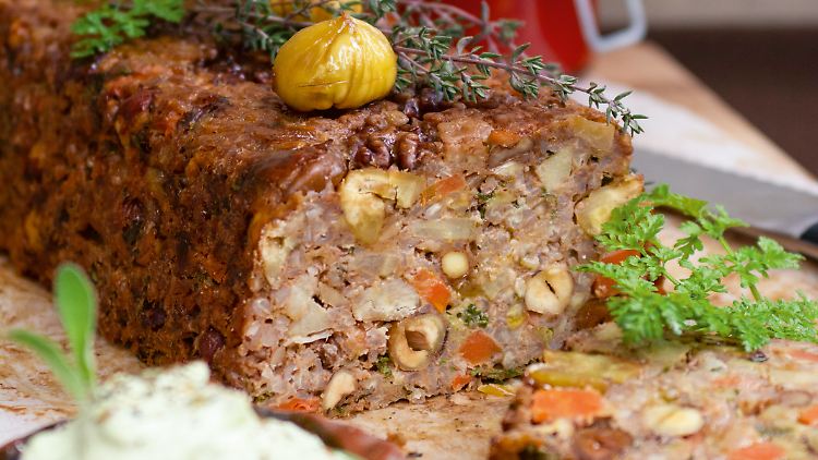 Der vegetarische Kastanien-Nuss-Braten strotzt nur so vor Superfoods.
