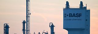 Bei BASF laufen Sparprogramme - vor allem der Stammsitz in Ludwigshafen soll wettbewerbsfähiger werden. (Archivbild)