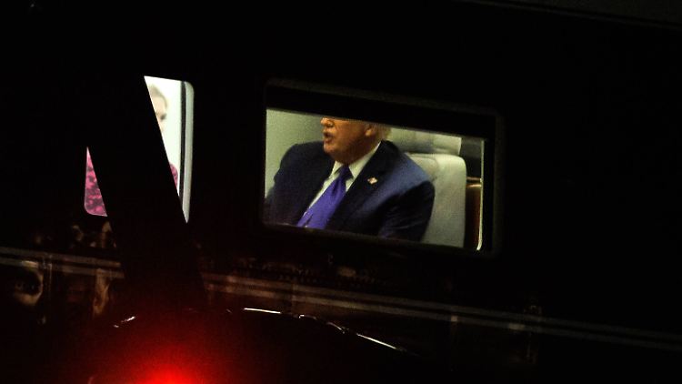 US-Präsident Donald Trump im Regierungs-Helikopter bei der Landung in Washington am Dienstagabend.