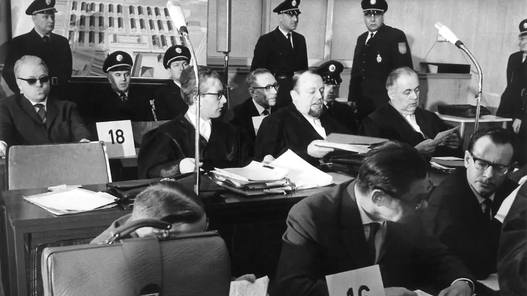 Als-die-Urteile-im-Frankfurter-Auschwitz-Prozess-fielen-herrschte-im-Saal-des-Buergerhauses-Gallus-eisiges-Schweigen