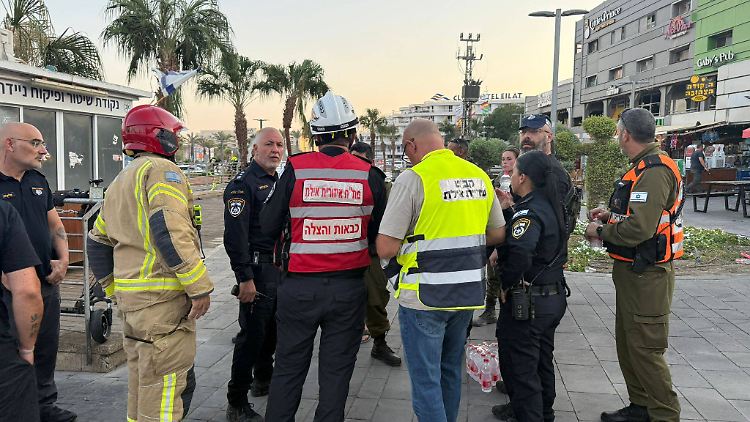Rettungskräfte arbeiten am Ort des Drohnenabsturzes.