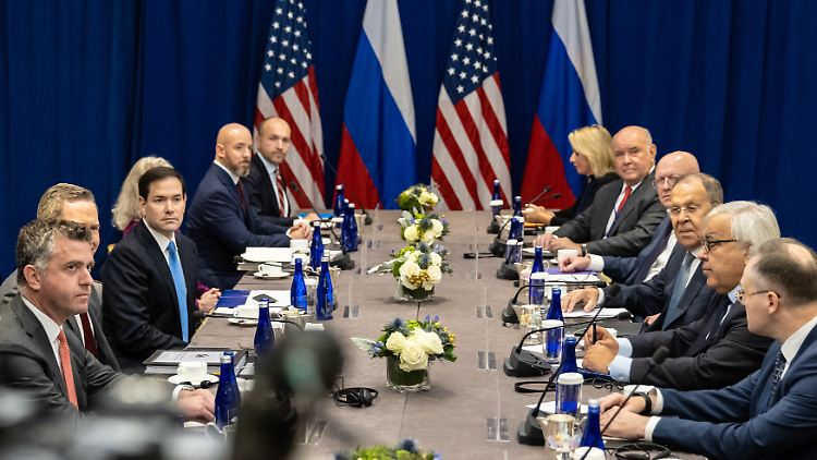 Russland wolle sich an die in Anchorage geschlossene Vereinbarung mit den USA halten, sagte Lawrow (3.v.r.).