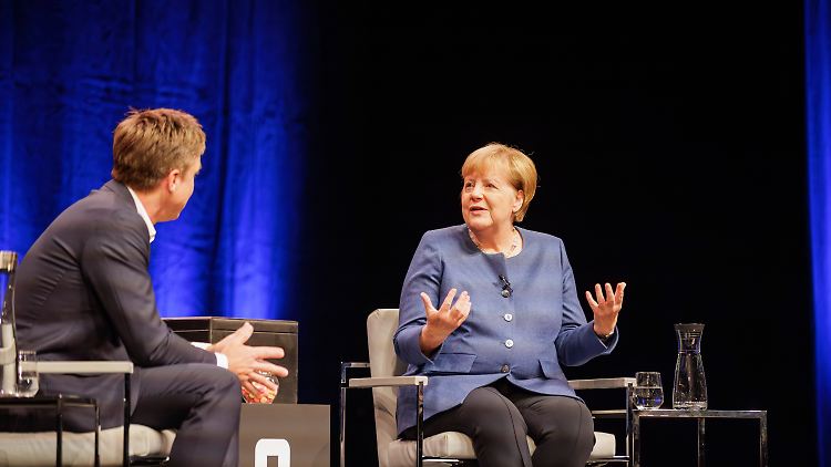 Merkels Lob für Merz' außenpolitischen Auftritt kann man auch als Kritik an dessen Vorgänger Scholz verstehen.