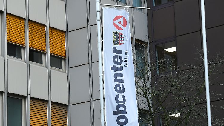 Politiker fordern vor allen Änderungen auf EU-Ebene, damit nicht schon ein Minijob für EU-Bürger ausreicht, um Leistungen zu erhalten.