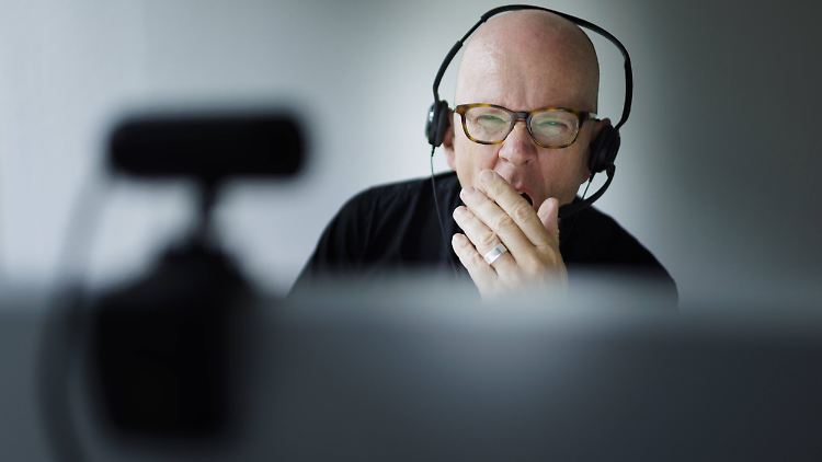 Erschöpfen Online-Meetings mehr als Treffen in Präsenz?