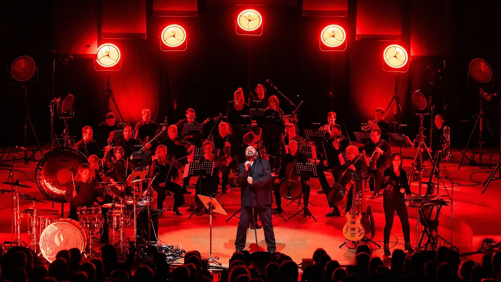 Marian-Gold-Frontmann-der-Band-Alphaville-steht-mit-dem-Deutschen-Filmorchester-auf-der-Buehne
