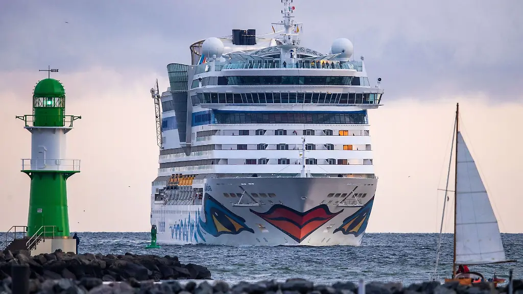 Das-Kreuzfahrtschiff-Aidadiva-laeuft-in-einen-Hafen-ein