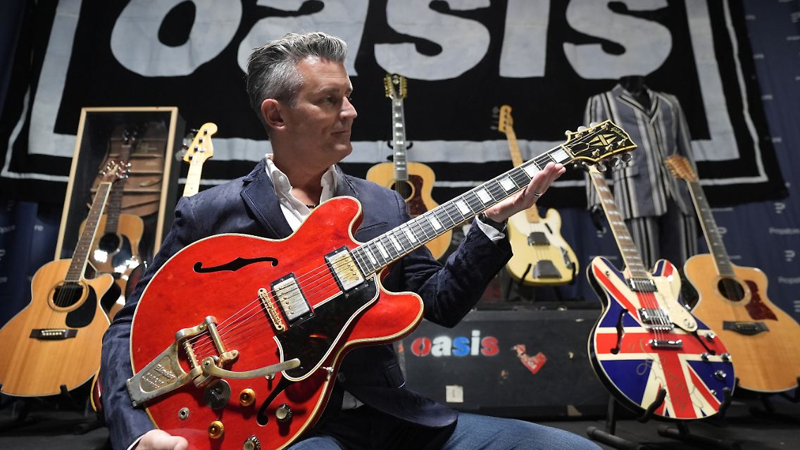 Die Gitarre wurde wieder zusammengeflickt.
