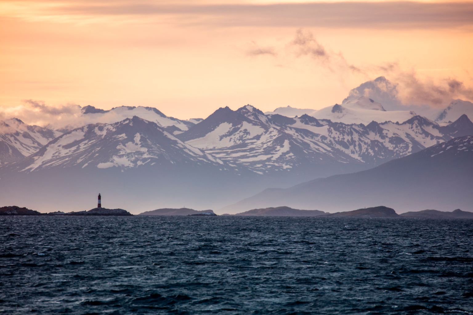 Wo Wellentäler und Berge verschwimmen - Leuchtturm und Inseln im Beagle-Kanal bei Ushuaia in Feuerland.
