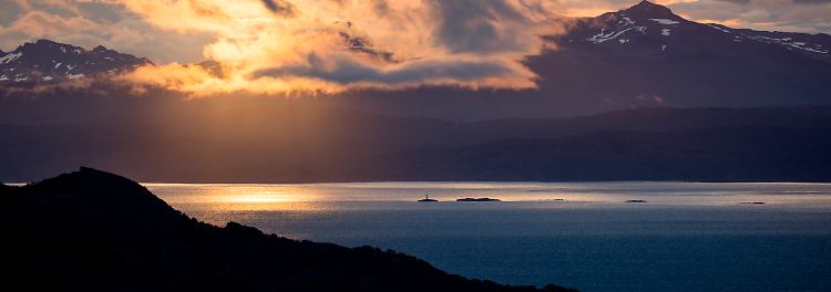 Wenn ein neuer Tag erwacht: Blick über den Beagle-Kanal vom Arakur Ushuaia Resort and Spa bei Sonnenaufgang.
