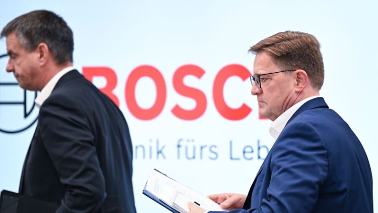 Ernste Miene: Bosch-Personalchef Stefan Grosch (r.) bei der Pressekonferenz. 