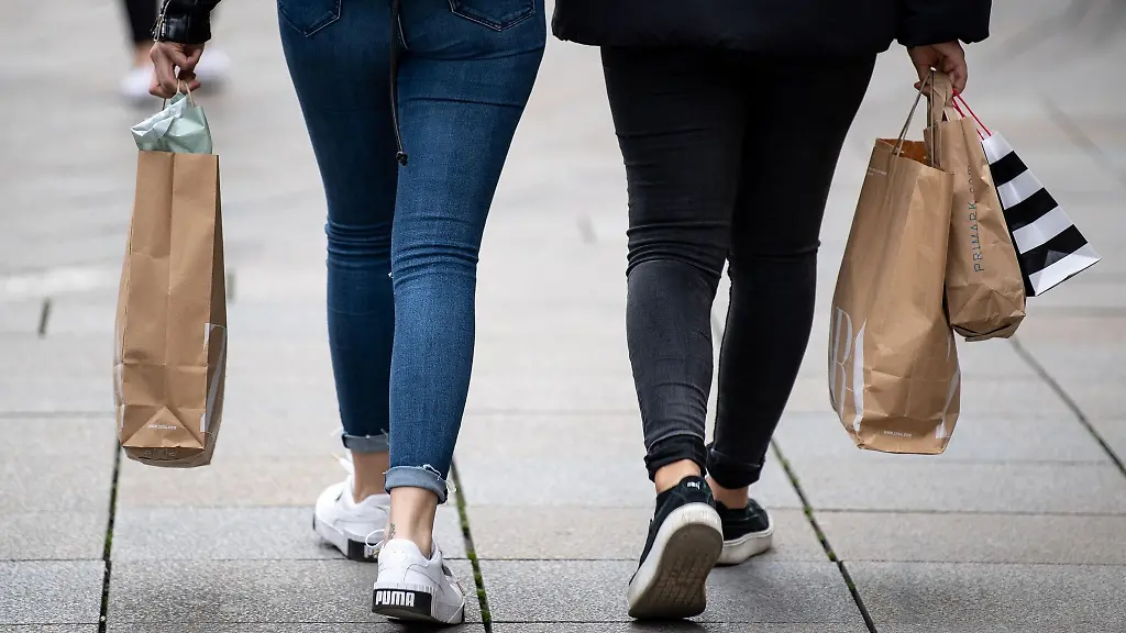 Zwei-Frauen-gehen-mit-Einkaufstueten-durch-die-Stuttgarter-Innenstadt
