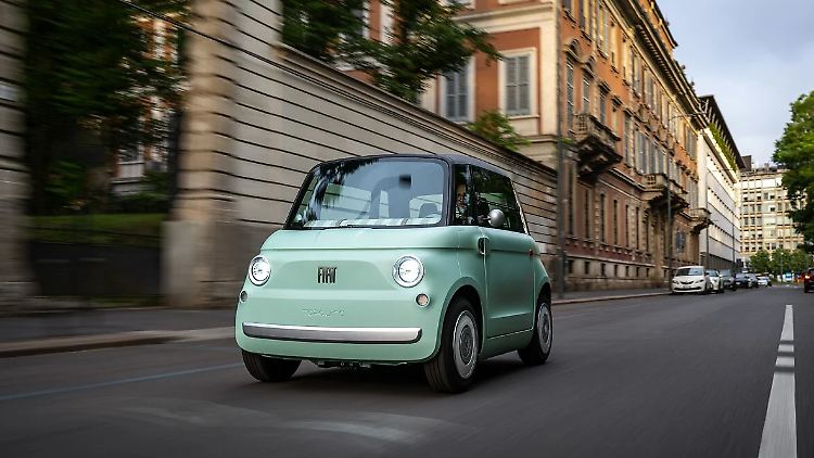 Der Fiat Topolino ist elektrisch unterwegs und darf bereits von 15-Jährigen gefahren werden.