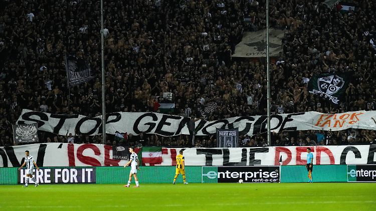Die Fans von PAOK Saloniki protestierten in dieser Woche beim Heimspiel gegen Maccabi Tel Aviv gegen Israels Vorgehen im Gazastreifen.
