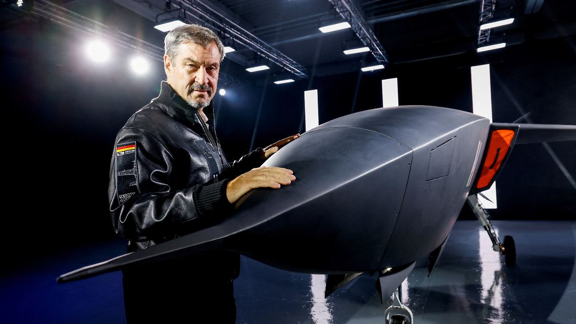 Söder zeigt sich begeistert vom bayerischen KI-Flieger.