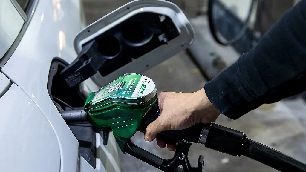 Ein-Autofahrer-betankt-sein-Fahrzeug-an-einer-Tankstelle