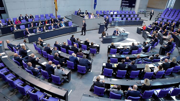 Für die erforderliche Zweidrittel-Mehrheit war es nötig, dass neben den Abgeordneten der Regierungsfraktionen von CDU/CSU und SPD auch Parlamentarier von Grünen und der Linken mitstimmten.