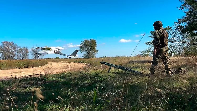 Dieses vom russischen Verteidigungsministerium verbreitete Bild zeigt, wie ein russischer Soldat in der Ukraine eine Drohne startet.