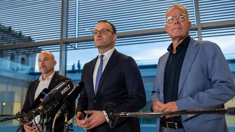 So richtig glücklich sahen Alexander Hoffmann (v.l.n.r.), Jens Spahn und Matthias Miersch nach der erfolgreichen Wahl nicht aus.