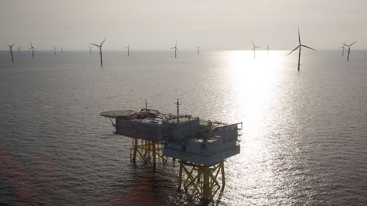 Das Boot mit zwei Menschen an Bord geriet in der Nähe des Offshore-Windparks "DanTysk" in Seenot. 