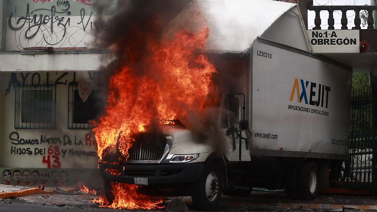 Vermummte steuerten einen Lkw gegen eine Kaserne, bevor sie das Fahrzeug anzündeten. 